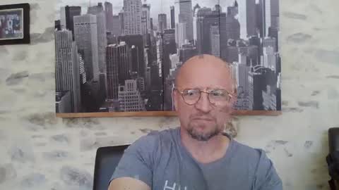 Snapshot of lrda49 chatting on 05-20-26, 11:05 Espigle online show from 05-20-26, 11:05