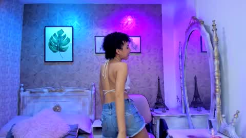 Snapshot of lucia_janne chatting on 10-28-25, 07:49 Lucla online show from 10-28-25, 07:49