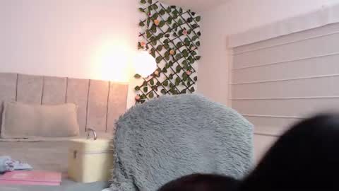 Snapshot of lucy_joi chatting on 07-11-26, 04:37 Luciana online show from 07-11-26, 04:37