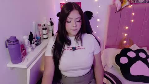 Snapshot of lucyy_peach chatting on 04-18-26, 01:42 LUCYY FROM HOME online show from 04-18-26, 01:42
