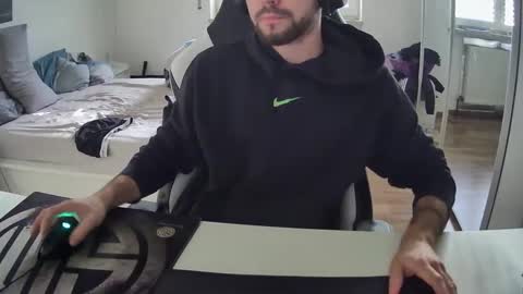 Snapshot of lukasschoetz chatting on 12-25-24, 12:47 lukasschoetz online show from 12-25-24, 12:47