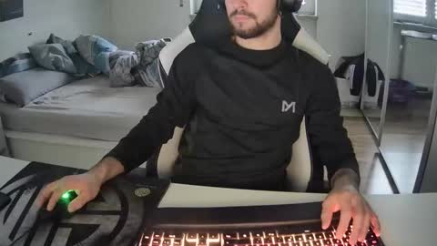 Snapshot of lukasschoetz chatting on 12-28-24, 12:45 lukasschoetz online show from 12-28-24, 12:45