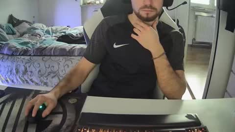 Snapshot of lukasschoetz chatting on 01-09-25, 10:09 lukasschoetz online show from 01-09-25, 10:09