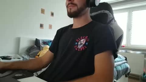 Snapshot of lukasschoetz chatting on 09-28-25, 01:49 lukasschoetz online show from 09-28-25, 01:49