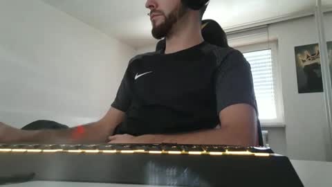 Snapshot of lukasschoetz chatting on 01-06-26, 12:31 lukasschoetz online show from 01-06-26, 12:31