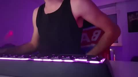 Snapshot of lukasschoetz chatting on 01-13-26, 04:23 lukasschoetz online show from 01-13-26, 04:23