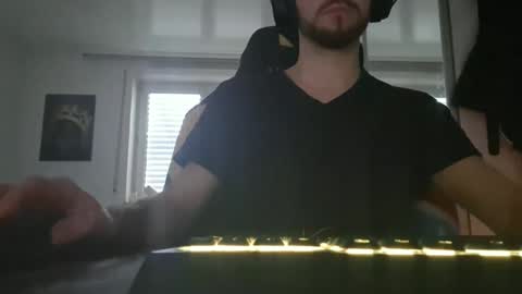 Snapshot of lukasschoetz chatting on 02-18-26, 01:29 lukasschoetz online show from 02-18-26, 01:29