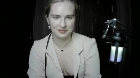 lunamystique_ online show from 10-16-25, 08:21