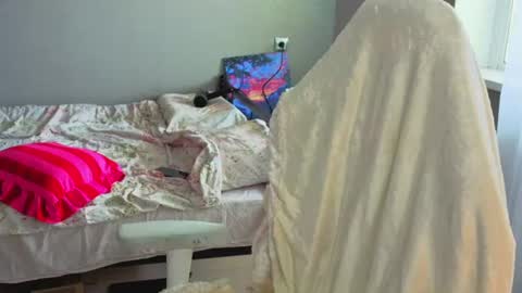 Snapshot of lunatale chatting on 06-26-26, 10:08 Kate online show from 06-26-26, 10:08