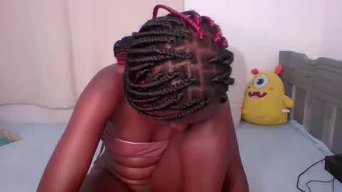 Snapshot of luscious_cuvy chatting on 12-19-25, 02:35 luscious online show from 12-19-25, 02:35