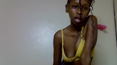 lutino_lovebirds online show from 05-07-26, 11:48