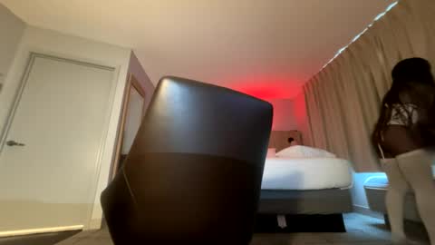 Snapshot of luvvlee chatting on 07-12-26, 08:00 luvvlee online show from 07-12-26, 08:00