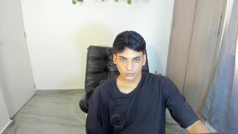 Snapshot of luxrx chatting on 05-17-26, 05:42 luxrx online show from 05-17-26, 05:42