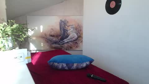 Snapshot of luxuriouss_s chatting on 09-27-25, 05:23 Laura online show from 09-27-25, 05:23