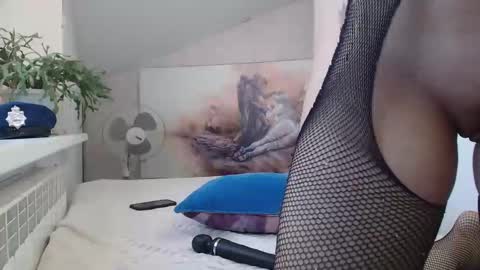 Snapshot of luxuriouss_s chatting on 03-21-26, 01:32 Laura online show from 03-21-26, 01:32