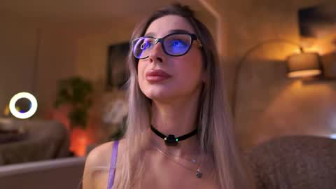 Snapshot of maddiebryggs chatting on 04-12-26, 06:35 Maddie online show from 04-12-26, 06:35