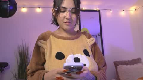 Maeve  schedule 11 am- 530 pm colombia time  online show from 12-25-24, 11:10