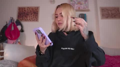 Maeve  schedule 11 am- 530 pm colombia time  online show from 04-16-26, 02:29