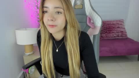 Snapshot of majo_gomez chatting on 02-10-25, 10:19 Majo online show from 02-10-25, 10:19