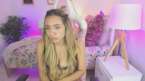 Snapshot of majo_gomez chatting on 02-19-25, 06:21 Majo online show from 02-19-25, 06:21