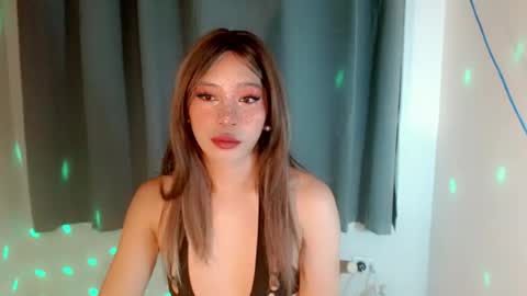 Snapshot of makeit_reyn chatting on 07-15-26, 05:40 Reyn online show from 07-15-26, 05:40