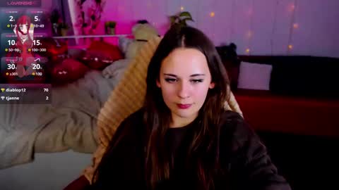 Snapshot of makima_lee chatting on 02-15-25, 08:44 Makima online show from 02-15-25, 08:44