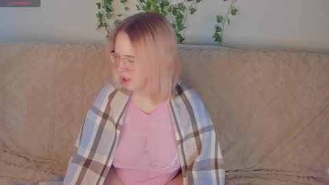 manic_pixie_ online show from 09-28-25, 02:00