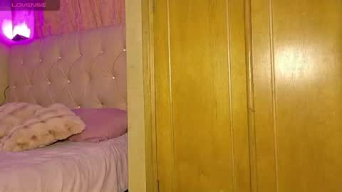 Snapshot of manumeow_ chatting on 06-25-26, 12:32 Manu online show from 06-25-26, 12:32