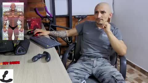 Snapshot of marckmuscle chatting on 04-19-26, 04:01 Marck Independent model online show from 04-19-26, 04:01