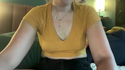 Snapshot of margolane chatting on 04-28-26, 12:43 Elle online show from 04-28-26, 12:43
