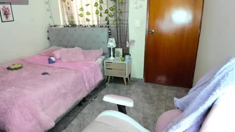 Snapshot of matilde27 chatting on 04-19-26, 06:07 Daniela online show from 04-19-26, 06:07