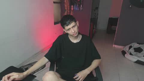 mattias     online show from 02-06-25, 01:32