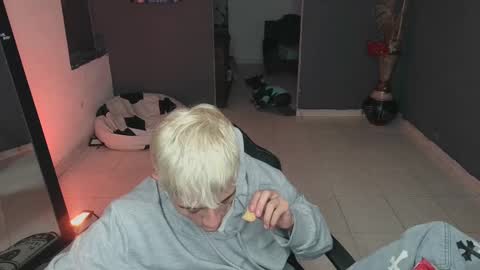 mattias     online show from 03-11-25, 02:21