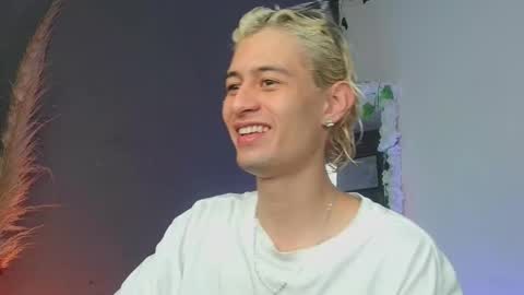 mattias     online show from 10-08-25, 04:32