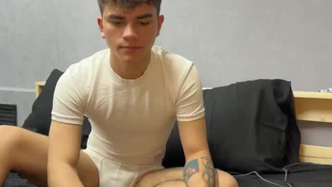 Snapshot of maxwoolf chatting on 05-11-26, 04:04 Max online show from 05-11-26, 04:04