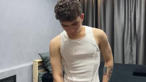 Snapshot of maxwoolf chatting on 05-18-26, 01:39 Max online show from 05-18-26, 01:39