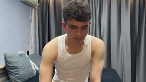 Snapshot of maxwoolf chatting on 05-19-26, 12:00 Max online show from 05-19-26, 12:00
