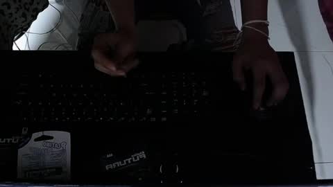 Snapshot of maxx_king01 chatting on 06-09-26, 06:25 maxx_king01 online show from 06-09-26, 06:25