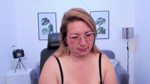 Snapshot of maylinleee chatting on 02-08-25, 02:04 Mailyn online show from 02-08-25, 02:04