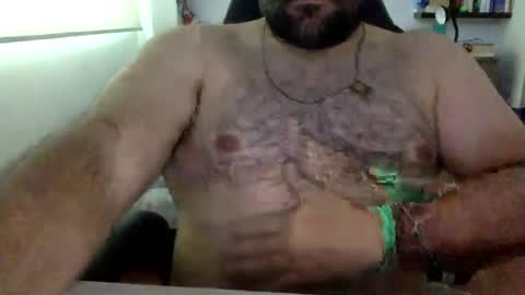 Snapshot of mbotve chatting on 10-10-25, 02:38 VzlaMan online show from 10-10-25, 02:38