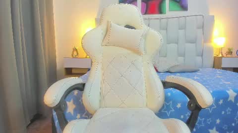 Snapshot of meganqueen2 chatting on 06-18-26, 01:15 Megan Queen online show from 06-18-26, 01:15