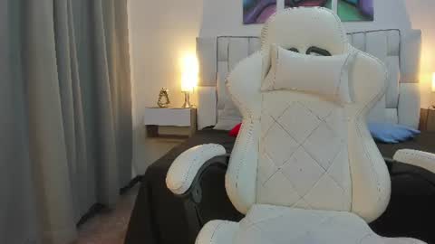 Snapshot of meganqueen2 chatting on 06-19-26, 01:15 Megan Queen online show from 06-19-26, 01:15