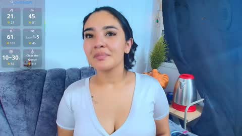    Independent model online show from 12-23-25, 03:04