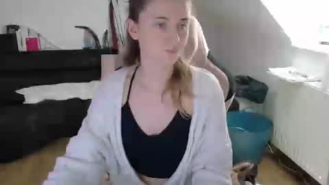 Snapshot of melly4you chatting on 06-15-26, 01:57 melly4you online show from 06-15-26, 01:57