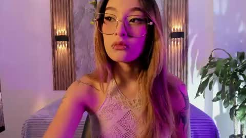 Snapshot of melodylanee chatting on 06-11-26, 11:08 melodylanee online show from 06-11-26, 11:08