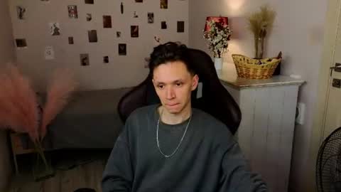 Snapshot of meverik_oushen chatting on 06-18-26, 08:35 MEVERIK OUSHEN online show from 06-18-26, 08:35