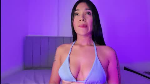 Snapshot of mia_cute25 chatting on 12-17-25, 10:32 online show from 12-17-25, 10:32