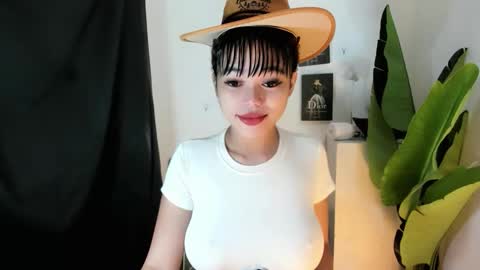 Snapshot of mia_lover9 chatting on 06-08-26, 06:03 M I A online show from 06-08-26, 06:03