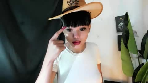 Snapshot of mia_lover9 chatting on 06-09-26, 01:34 M I A online show from 06-09-26, 01:34