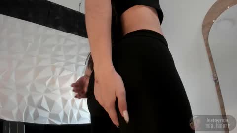 Snapshot of mia_luxor chatting on 02-20-26, 11:43 mia_luxor online show from 02-20-26, 11:43